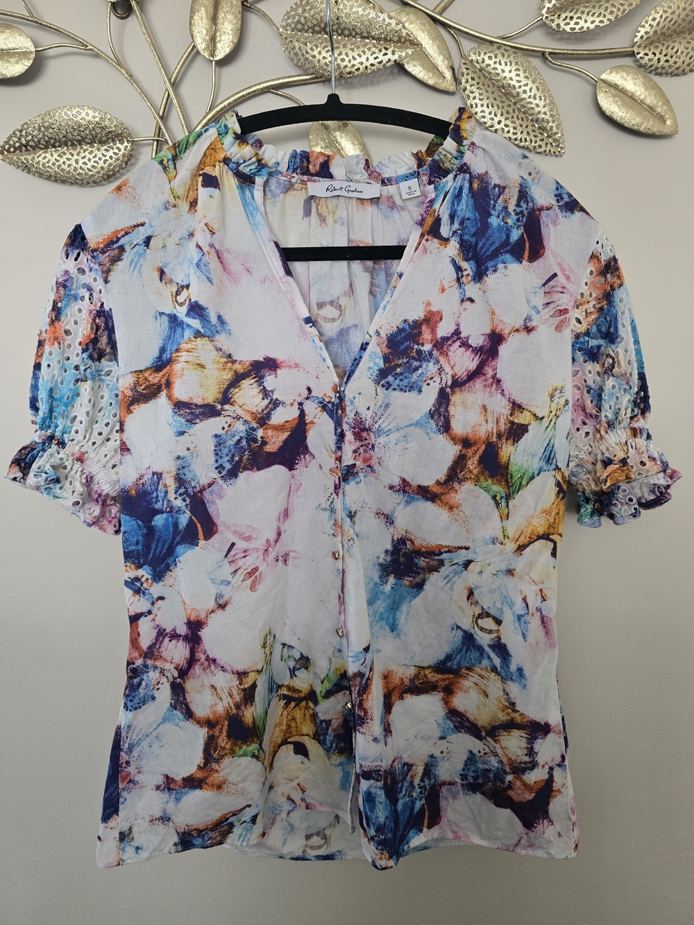 Robert Graham Floral Short-Sleeve V-Neck Top in Multicolor Sz S